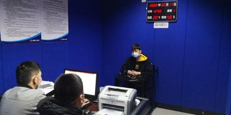 凌晨,阳江一男子两度驾车冲卡,"冲进"了拘留所
