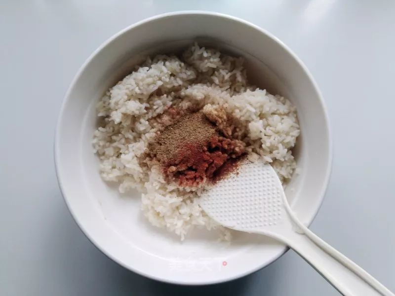 香辣锅巴:剩米饭变身小零食,香辣酥脆,孩子喜欢极了