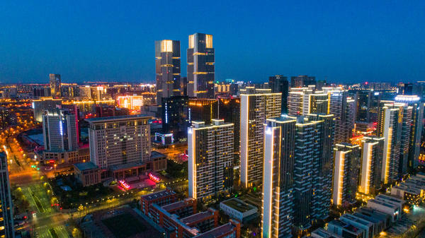 夕阳下的郑州显得格外靓丽,城市天际线那端是鳞次栉比的高楼大厦.