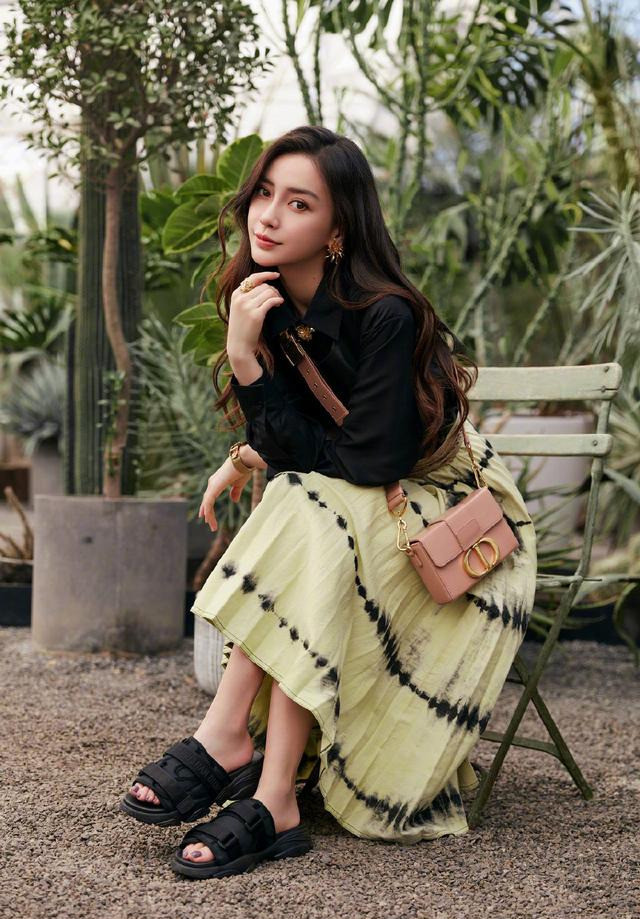 baby画报美图,两身时尚造型完美驾驭,大波浪发型有女人味