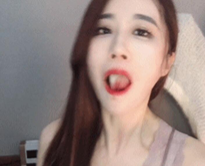 轩子自制表情包,被吐槽故意秀身材,粉丝好奇嘴里白色物体是什么