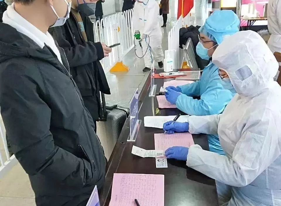 5名同志到市高铁站开展进出人员疫情排查志愿服务.