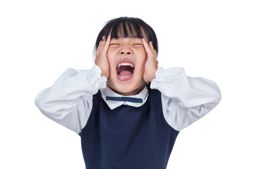 育儿,小孩生气,父母陪伴,关爱儿童