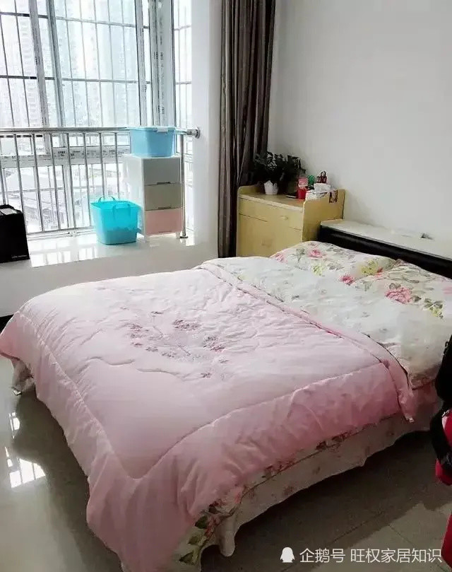 这边是主卧,床铺都收拾干干净净,太漂亮了,跟入住的时候一样的.
