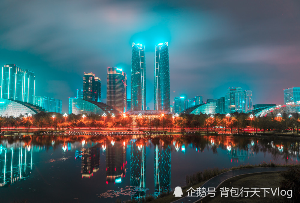 成都金融城双子塔的夜景