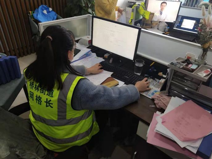 浦口: 舍小情,为大义, 浦口区桥林街道明因寺社区的网格员刘丽,是
