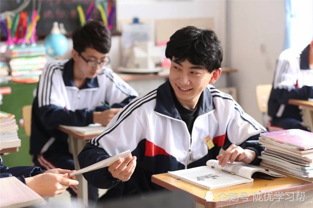 由于怕老师和家长发现受批评,他们偷着抽烟地方通常是厕所和宿舍.