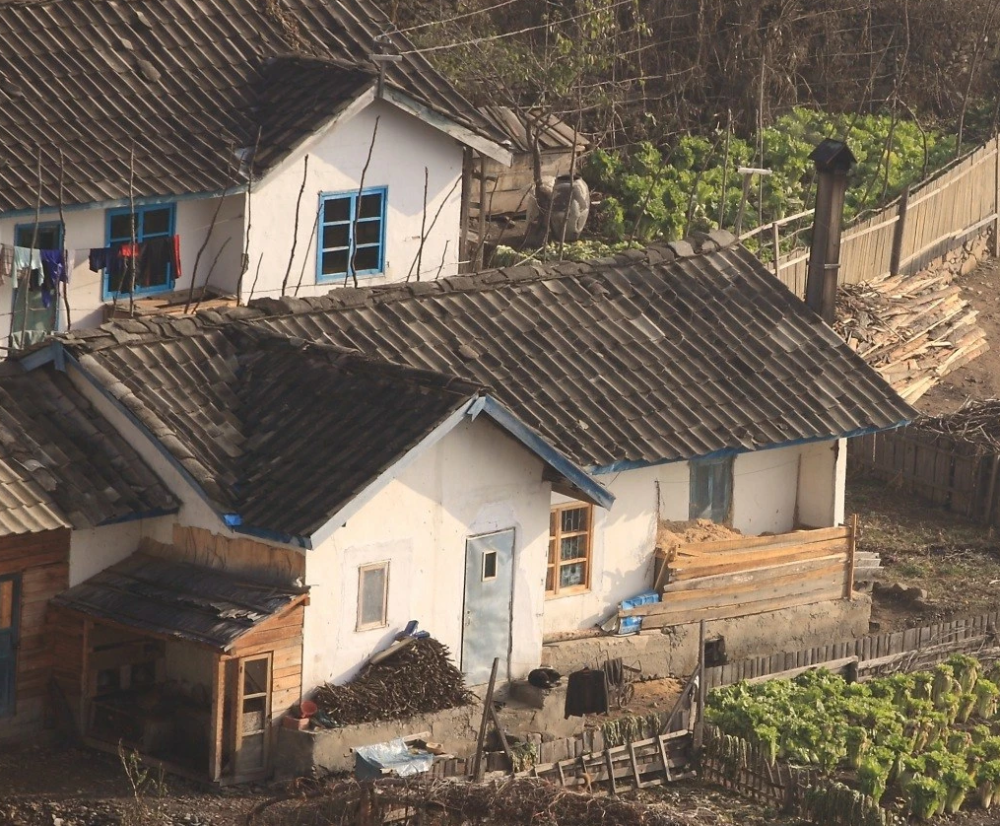 实拍朝鲜:朝鲜农村人住什么样的房子?