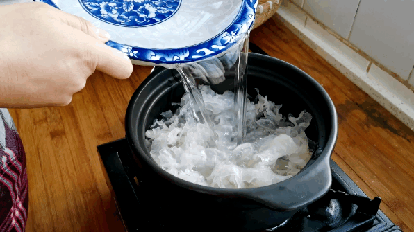 (4)先用大火烧开至水沸腾,用筷子快速转圈搅拌1分钟,这样银耳就会出现