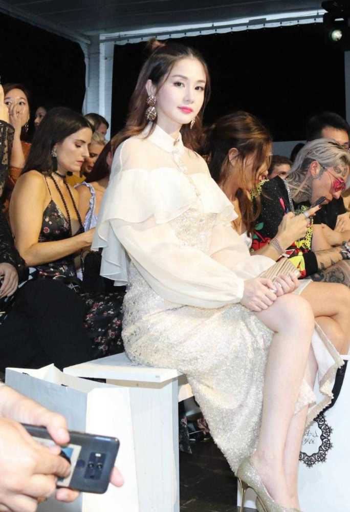 蓝燕五官精致小巧,风格百变,身穿白色透视连衣裙又纯又欲