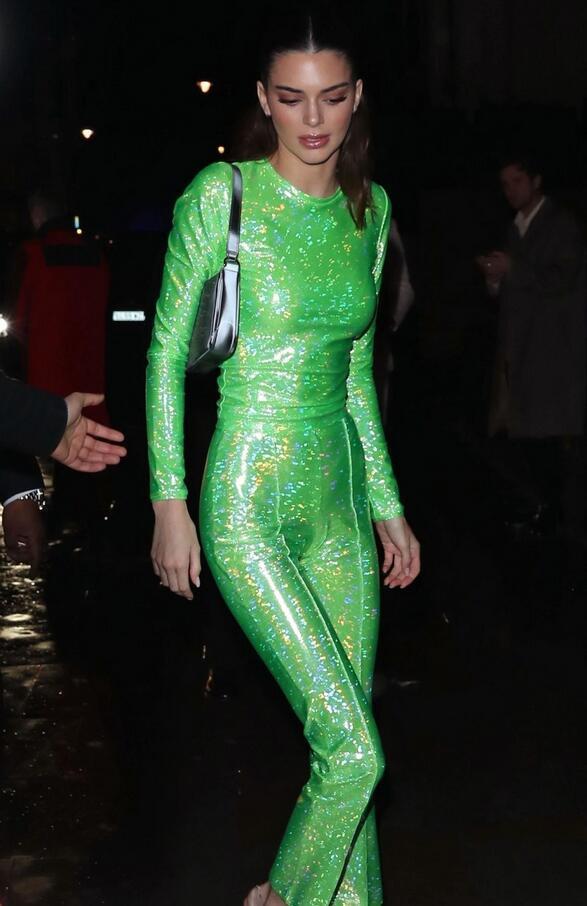 超模肯达尔·詹娜(kendall jenner)身着一袭绿色套装,现身纽约街头.