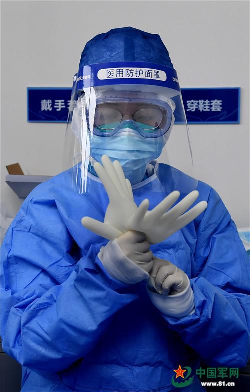 进病房前医护人员都要严格按照防控流程,认真做好防护服穿戴.
