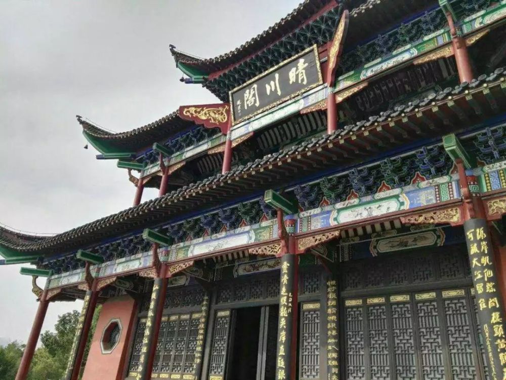 这是武汉地区唯一一处临江而立的名胜古迹,有"楚天        "之称,与