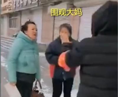 女子没戴口罩被拦起争执,大妈围观吃瓜还劝架,结果被打了