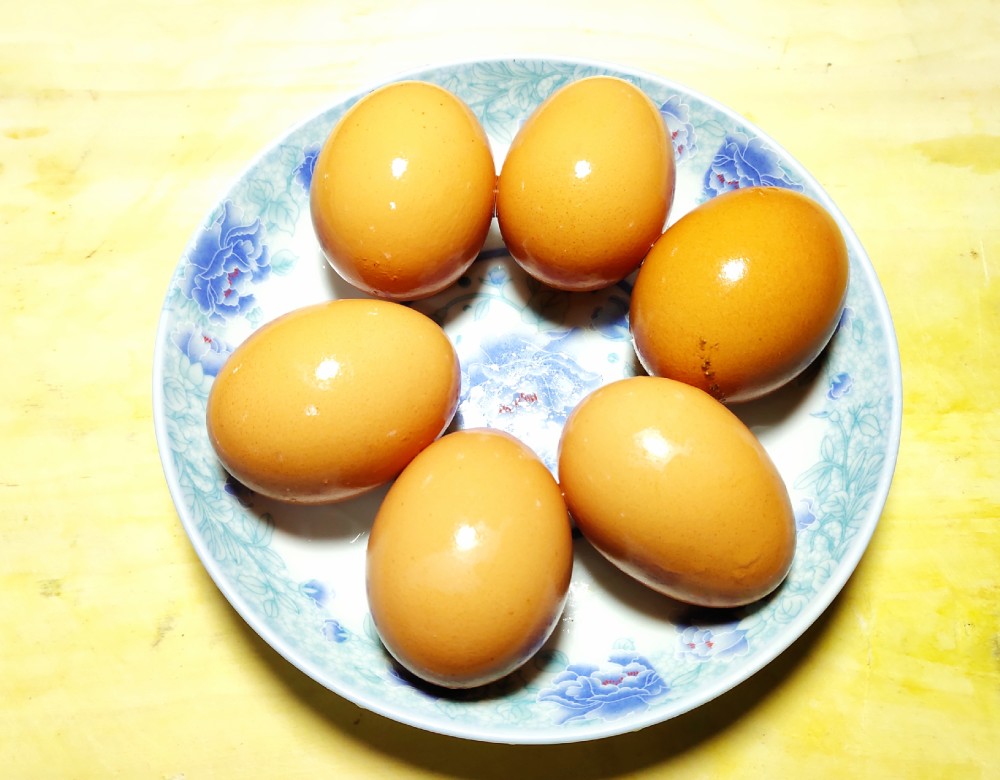 大厨教你水煮鸡蛋的正确做法,掌握5个技巧,鸡蛋又香又