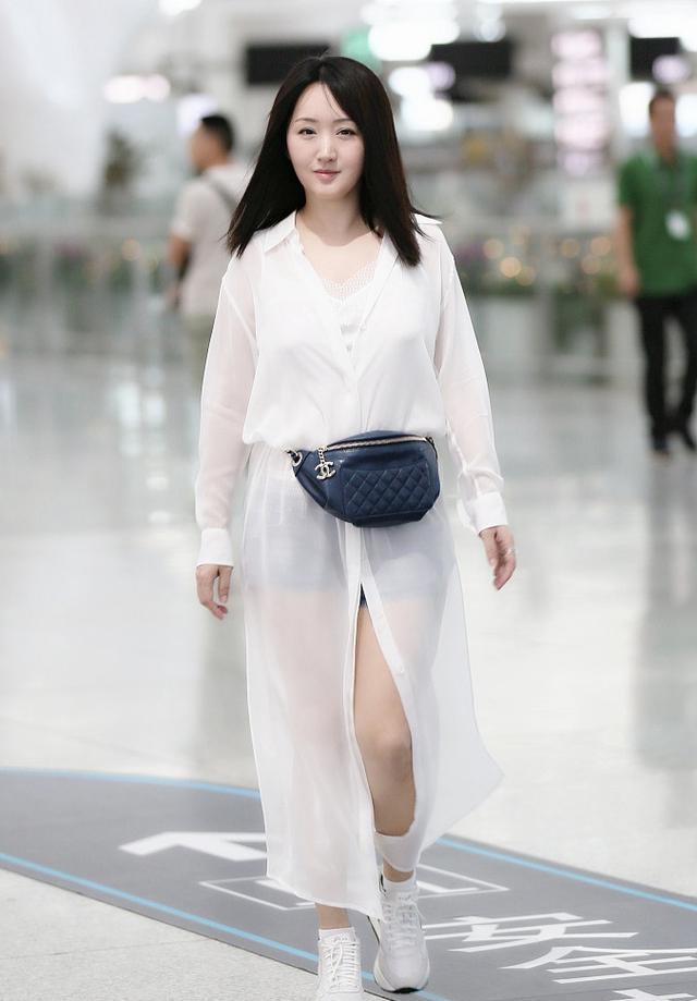 真佩服杨钰莹的勇气,身高158还穿短裤配腿袜,露出的腿