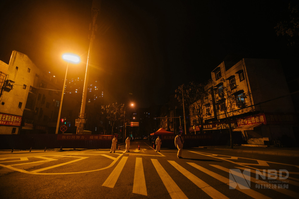 从白天到夜晚 那些坚守在武汉街头的人