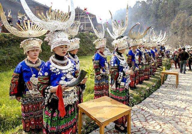 去苗寨旅游,千万不要喝当地女孩敬的酒,导游:喝完酒回