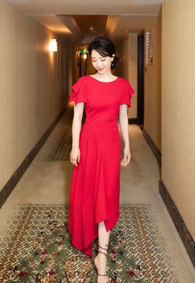 陈数的气质真是学不来,红色露背连衣裙温柔大气,这才是真的高级