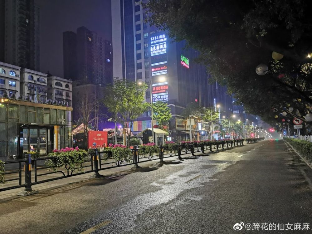 如今,没有灯红酒绿的热闹,也不过是隐匿在重庆夜晚中的一抹黑