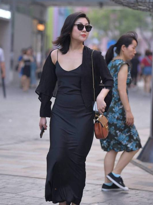 街拍美图:身材高挑的小姐姐,黑色真丝吊带连衣裙的穿搭,尽显性感魅力!
