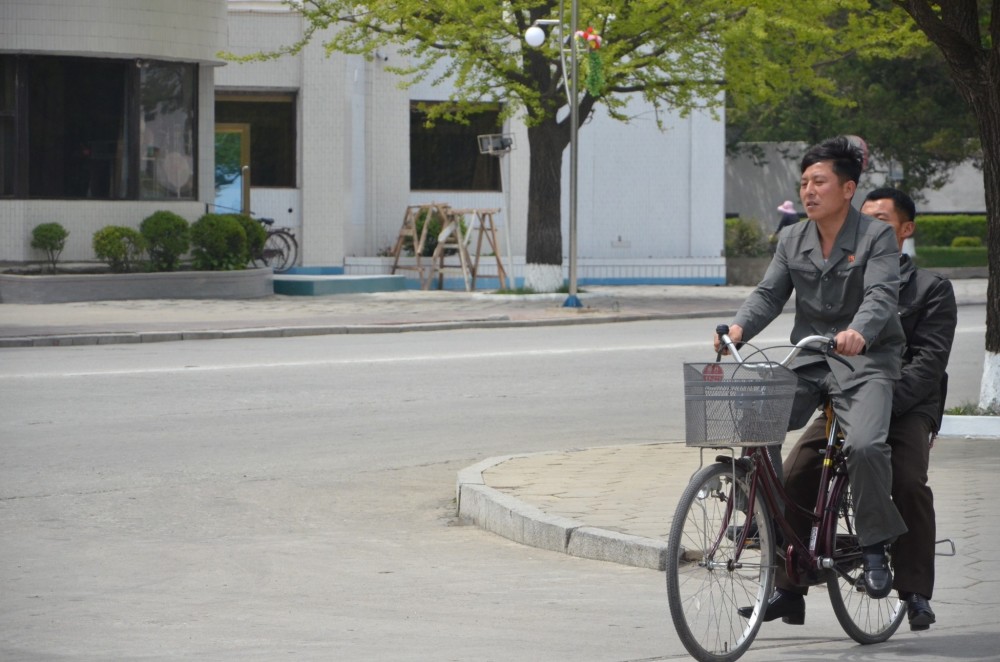 朝鲜视觉:宣传海报很有特色,男人喜欢骑自行车