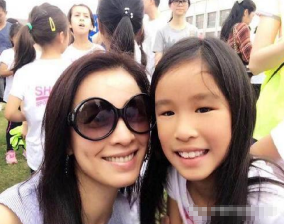张庭就基本放弃了自己在娱乐圈的发展,专门在家相夫教子扶持老公的