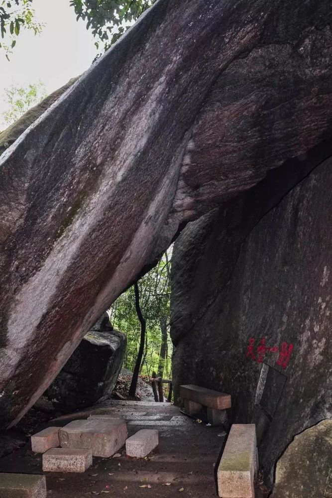 西风洞为太湖胜地 景殊胜幽,层峦叠翠,古石多姿 历代游人多到此憩游