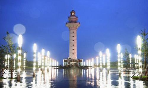 站在潮汐塔上 白天蓝天碧海 夜晚那里是离星星和月亮最近的地方