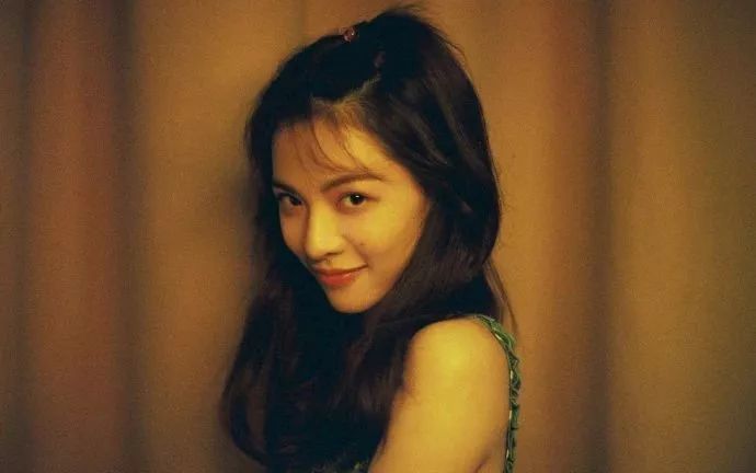 钟楚曦超有feel港风写真带你一秒回到风情满满的90年代