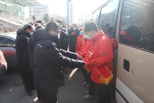 哈尔滨双城区驰援湖北疫区医疗队光荣出征