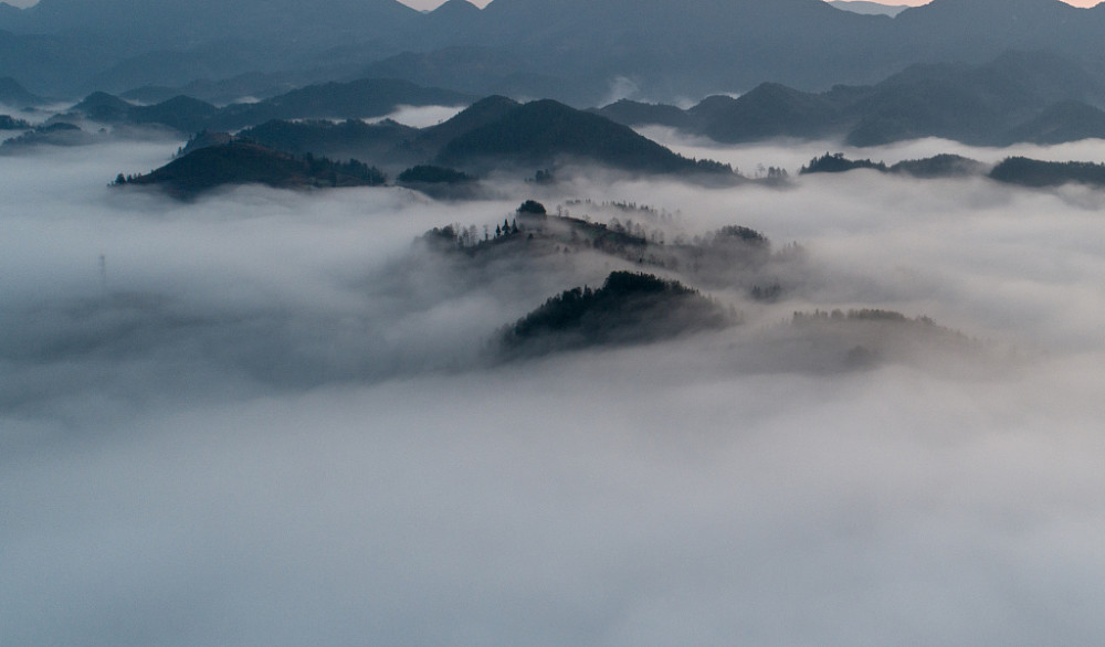 重庆山区:云雾缭绕如仙境