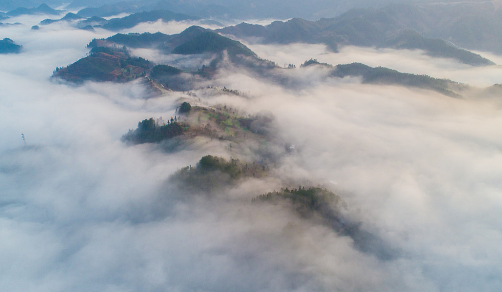 重庆山区:云雾缭绕如仙境