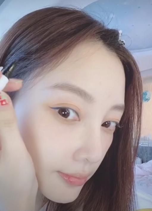 李小璐三天大变样,直播化妆好妖艳,不料丰唇过度塑料感强!
