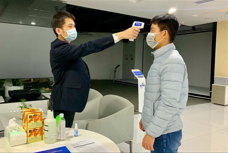 光峰科技复工人员接受体温检测. 复工保障:严格遵循22页防疫细则