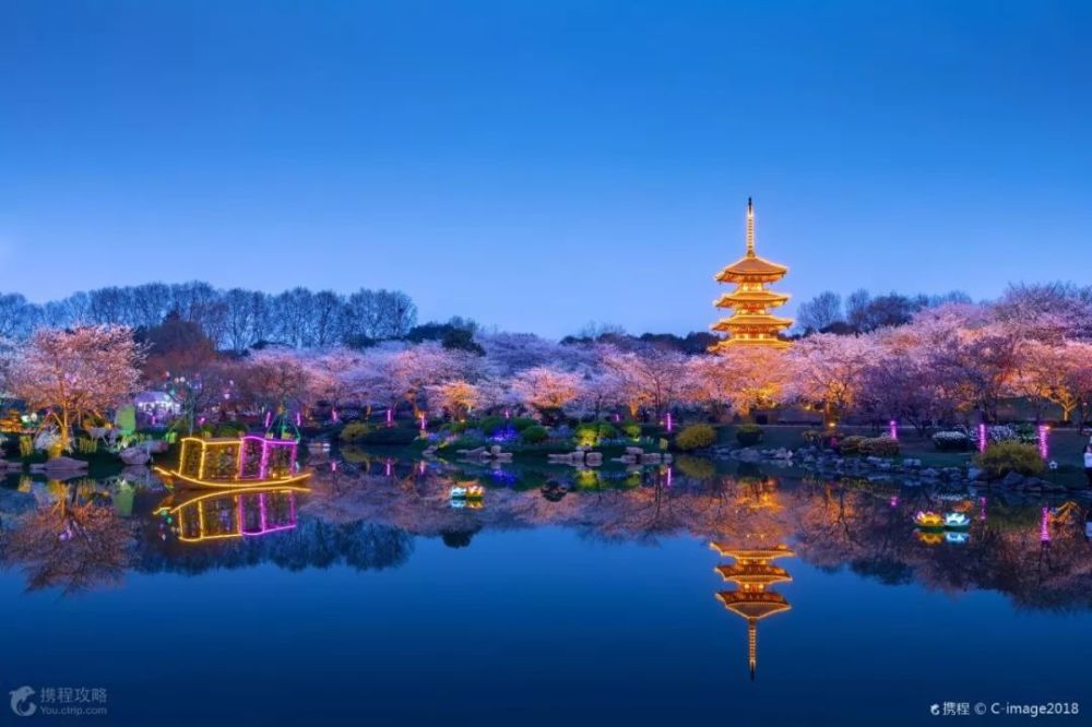 武汉东湖风景区,面积八十八平方公里,景区湖水面积为杭州西湖的5倍多