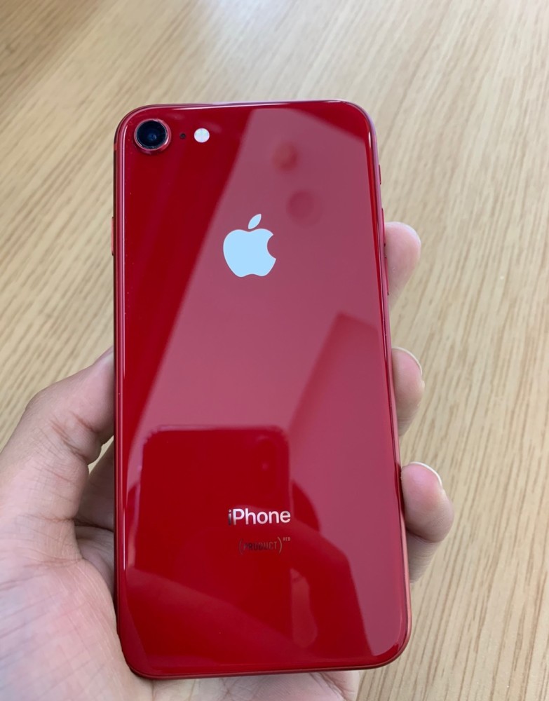 网友买到的是一台红色的iphone8,从机器背面来看,确实是新的,没有发现