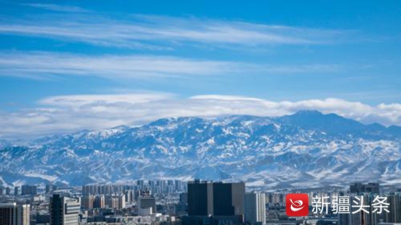 2月20日13:13,乌鲁木齐天气晴好,远处的博格达峰白云缭绕.