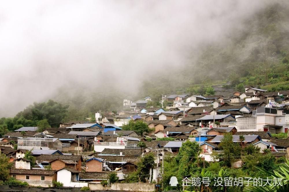 清晨的村庄 龙陵县位于云南省西部,地理坐标为东经 98°25′~ 99°11