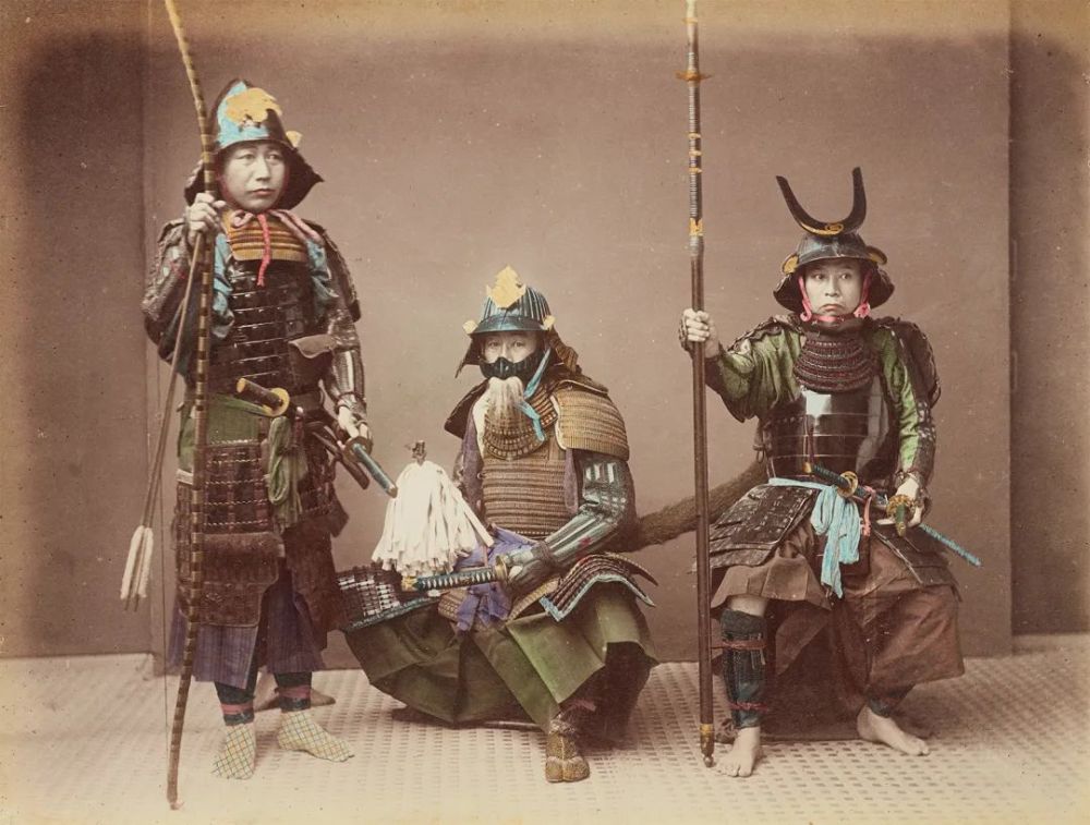 k 铜制烟灰缸的外观和材质选定正是从战国时代日本武士盔甲中汲取灵感