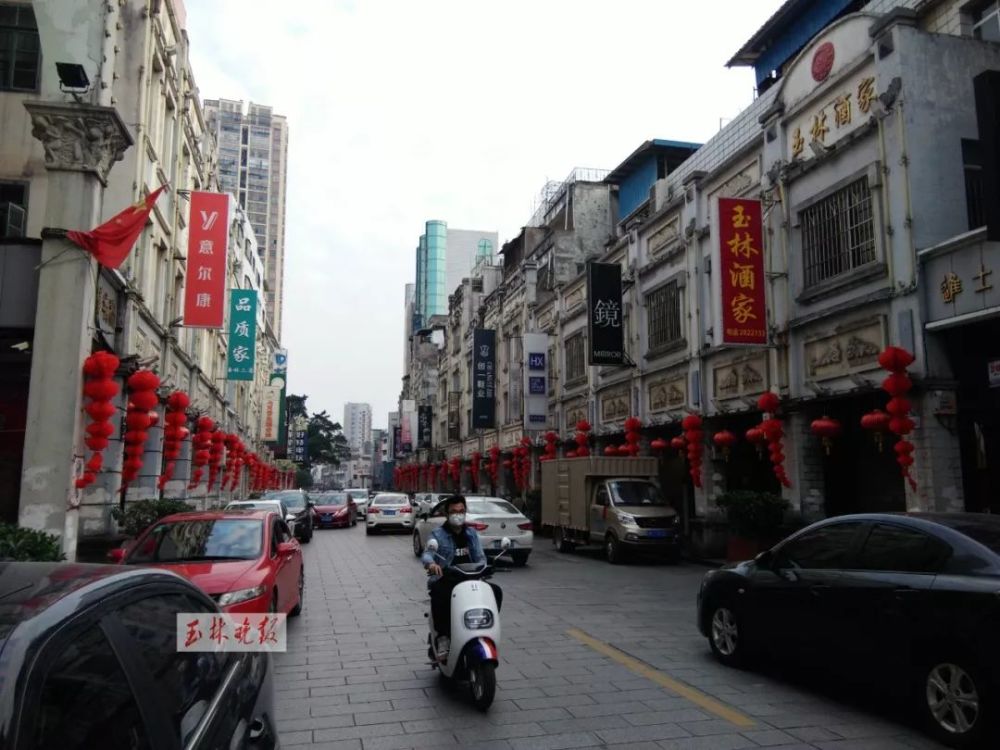 20日下午,美林街道路两旁的停车位停了不少车辆,不少电动车品牌商铺