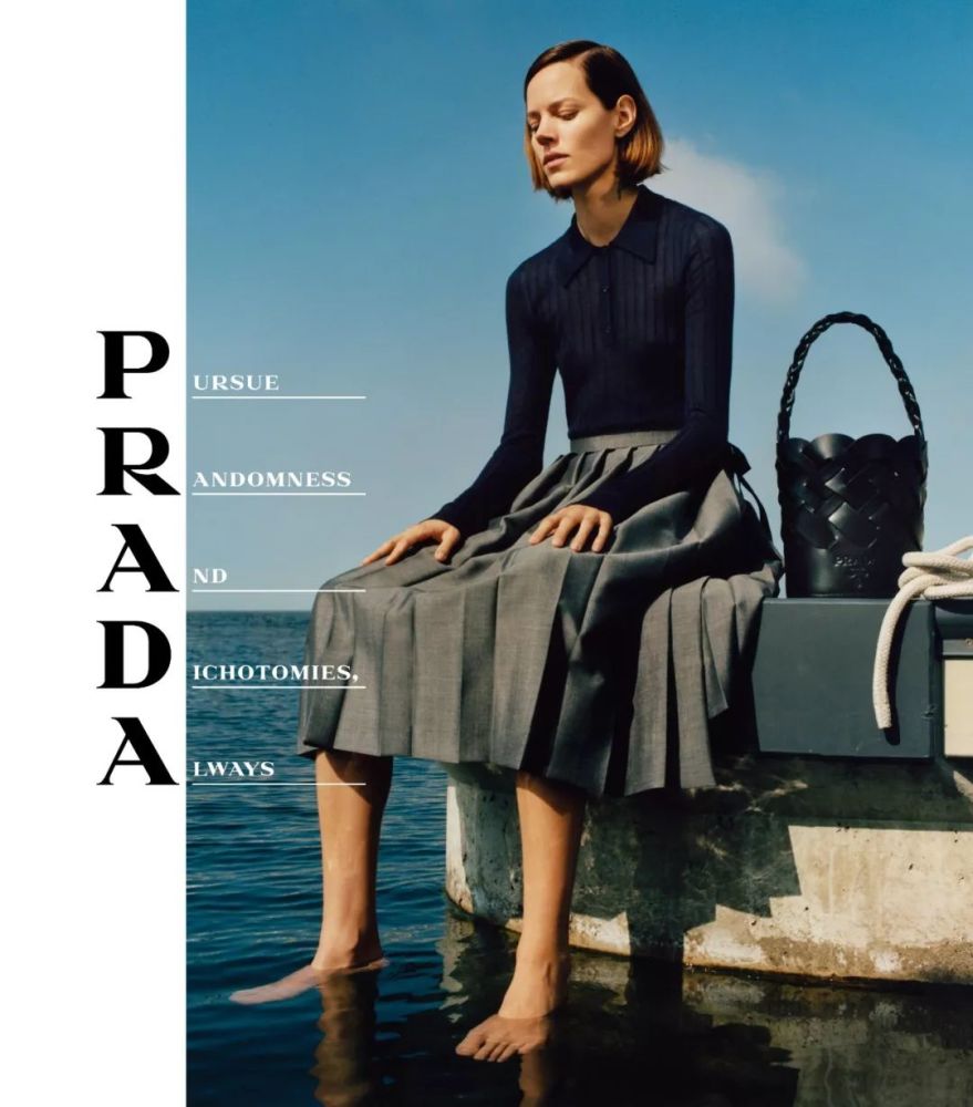 金灿灿的lisa看了一场超现实的prada