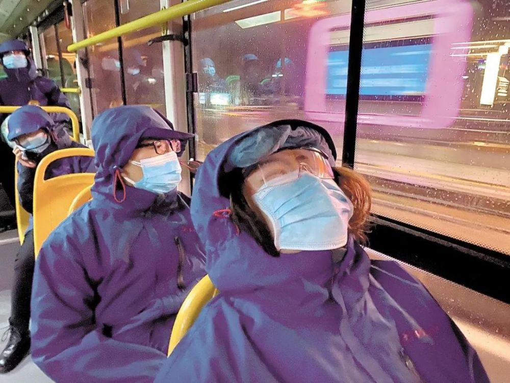 来自西安交大一附院的护士累得睡着了