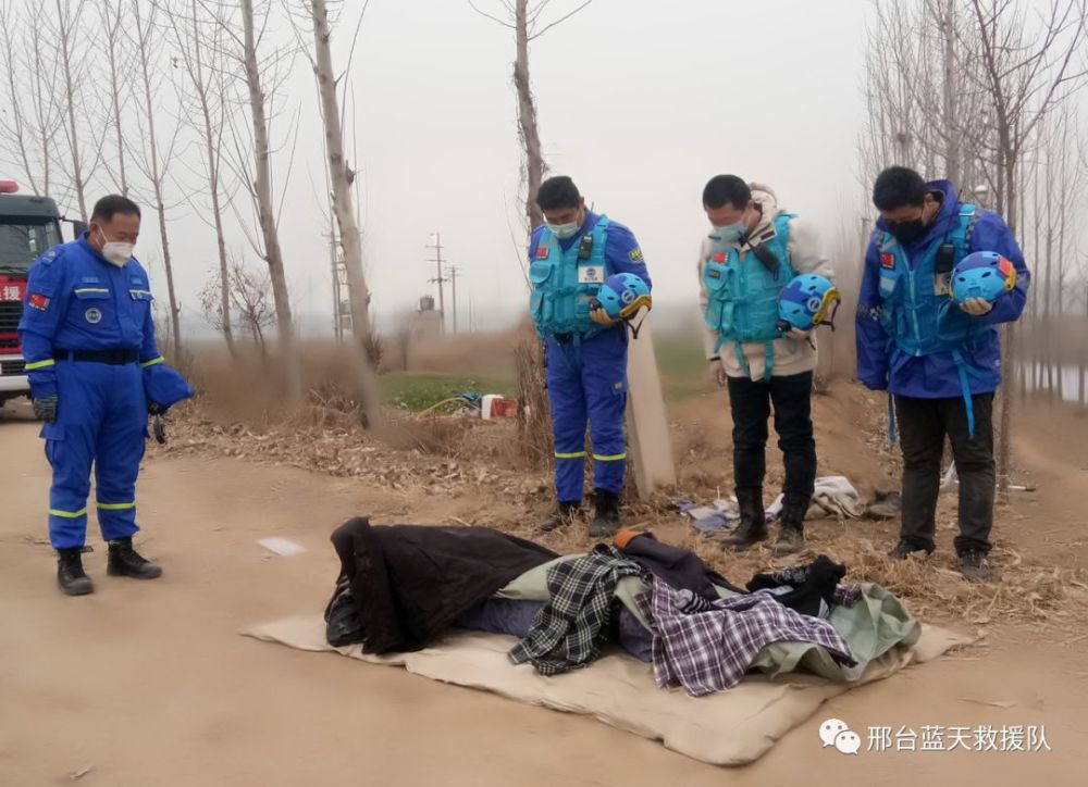 00和消防队一同打捞溺水者上岸,为遗体默哀,移交家属