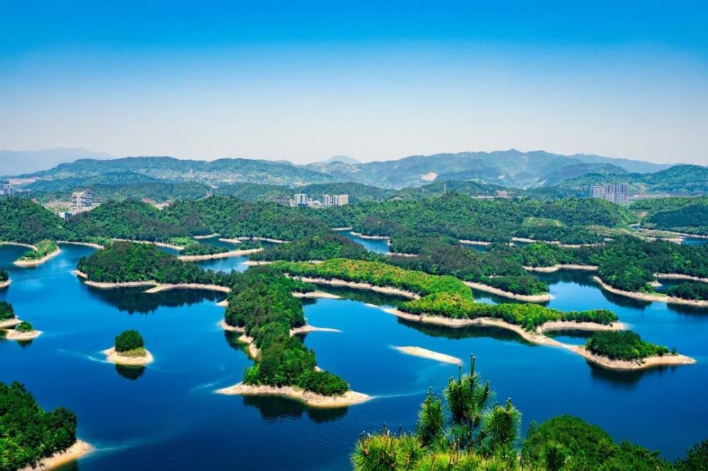 梅峰岛是千岛湖景区登高观湖揽胜的最佳处.