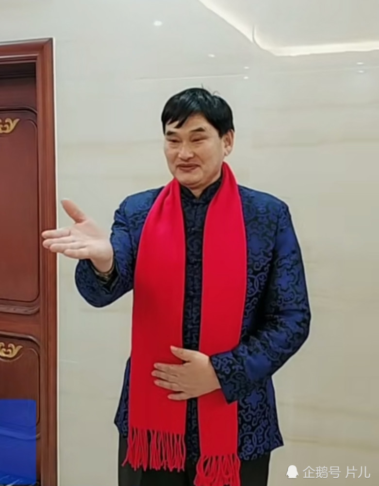大衣哥家门被踹后,仍主动和村民合影,眼中写满了心酸