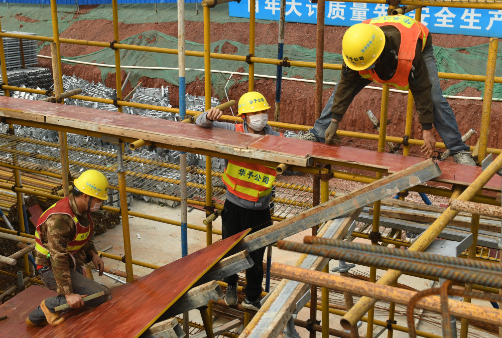 2月21日,中建八局广西分公司工人在广西南宁市华威路一处建筑工地施工