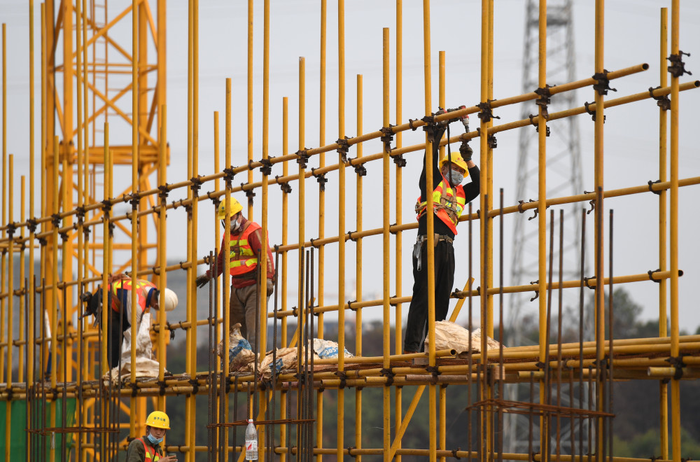 2月21日,中建八局广西分公司工人在广西南宁市华威路一处建筑工地施工