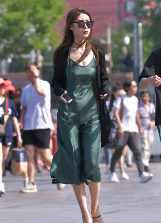 街拍美图:小姐姐深绿色的吊带裙搭配针织大衣,尽显成熟知性美!
