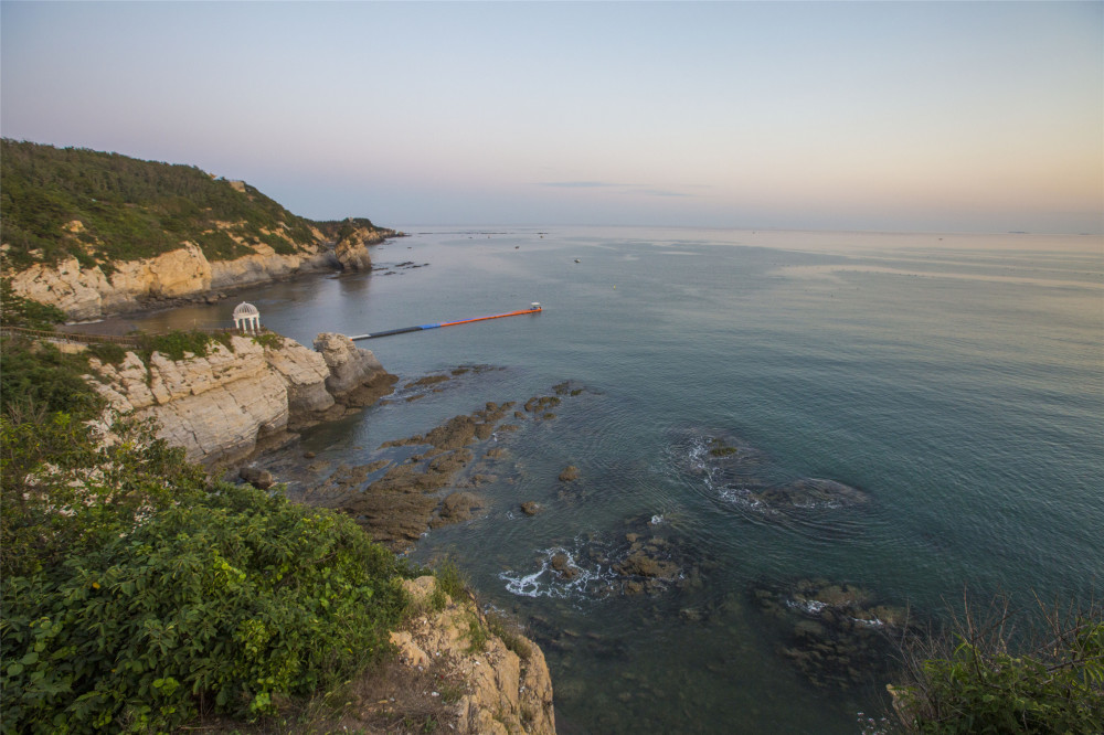 大连金石滩旅游度假区,海滨怪石林立,晚霞如梦如幻,令人迷醉